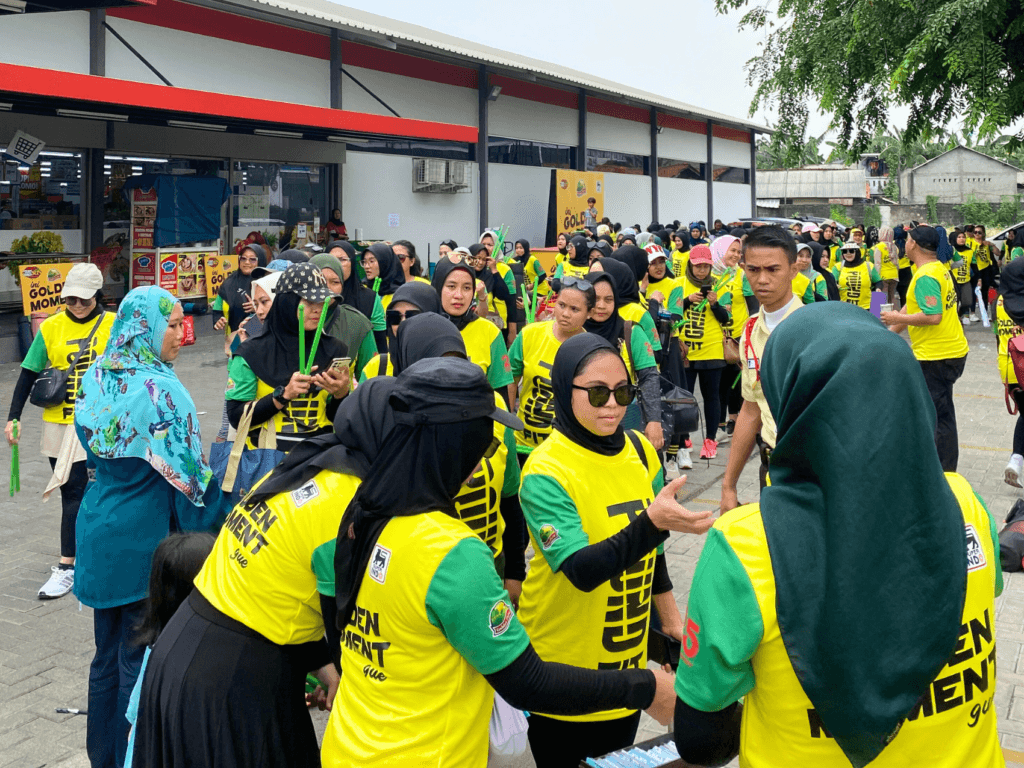 Manpower outsourcing Pradipta melakukan push selling produk Golden Farm, Edo Seafood, Edo Bakery, dan Riverland di event komunitas Pound Fit.