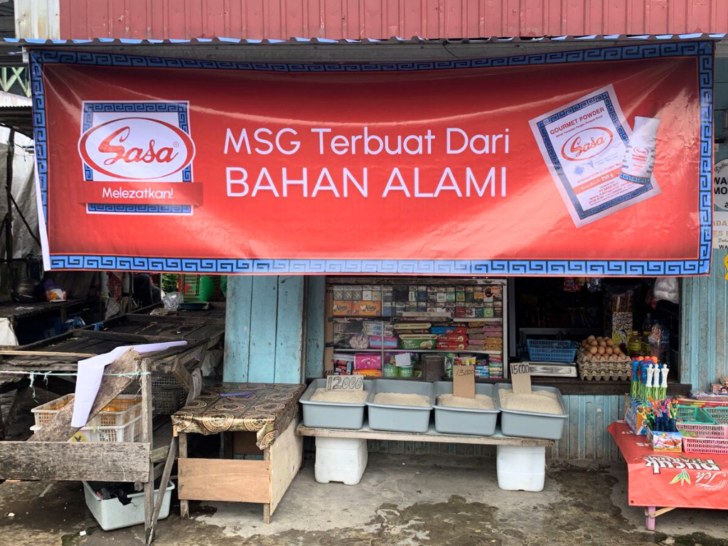 Brand activation agency Pradipta membranding 21 gerobak UMKM dan 300 spanduk Sasa untuk memperkuat kehadiran brand di pasar Kalimantan.