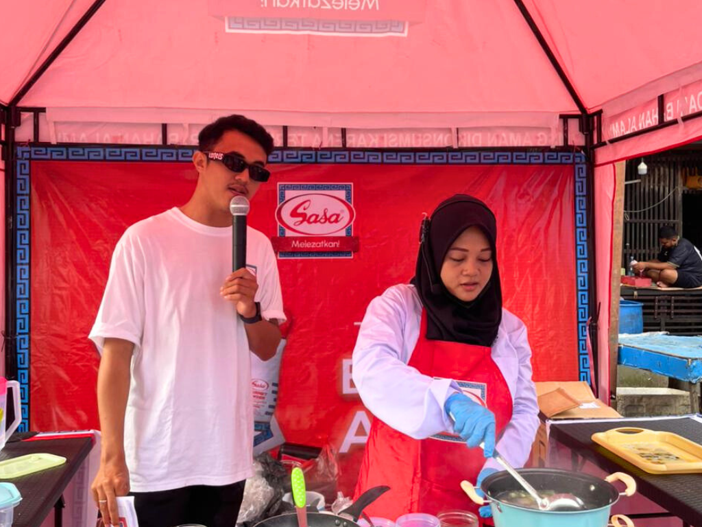 Event management agency Pradipta mengeksekusi aktivasi Sasa MSG di pasar tradisional Balikpapan dan Samarinda dengan konsep demo masak.