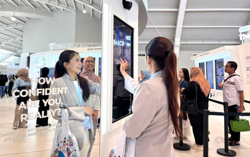 Beauty Advisor membantu pengunjung mencoba produk di BST 2026 Paragon