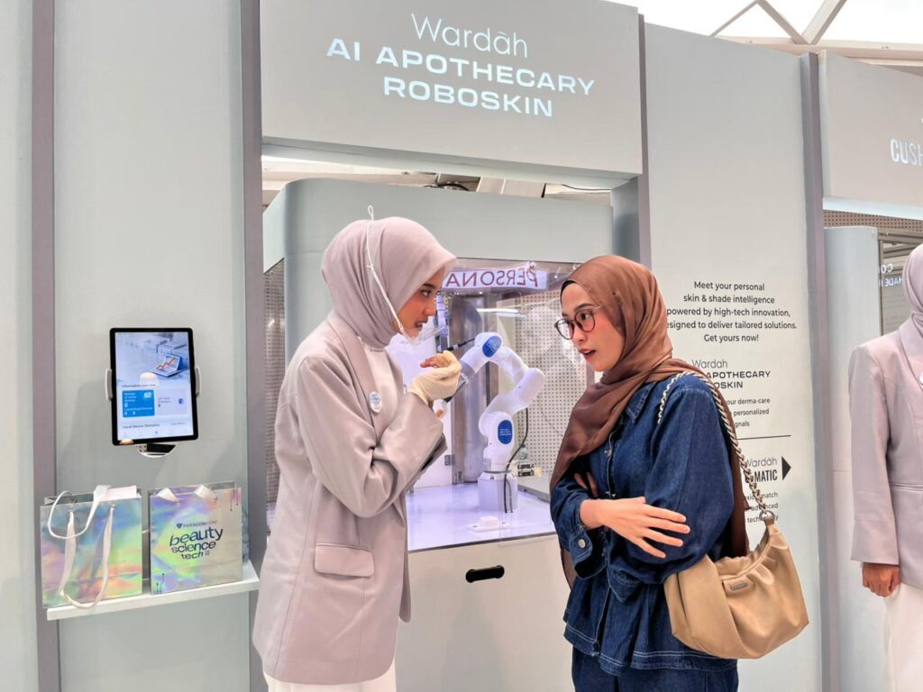 Pengunjung mencoba teknologi beauty di booth activation Paragon