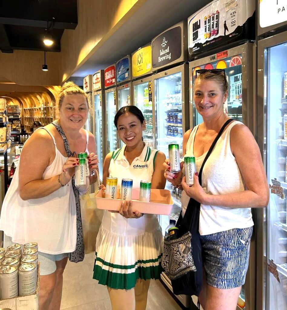 SPG melakukan edukasi produk Candid kepada wisatawan di toko