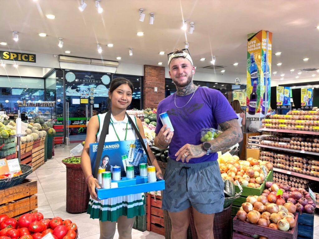 SPG menawarkan sampling minuman soda premium Candid kepada pengunjung