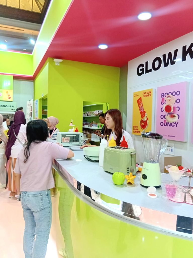 Brand activation beauty Emina menghadirkan AI skin check untuk pengunjung event
