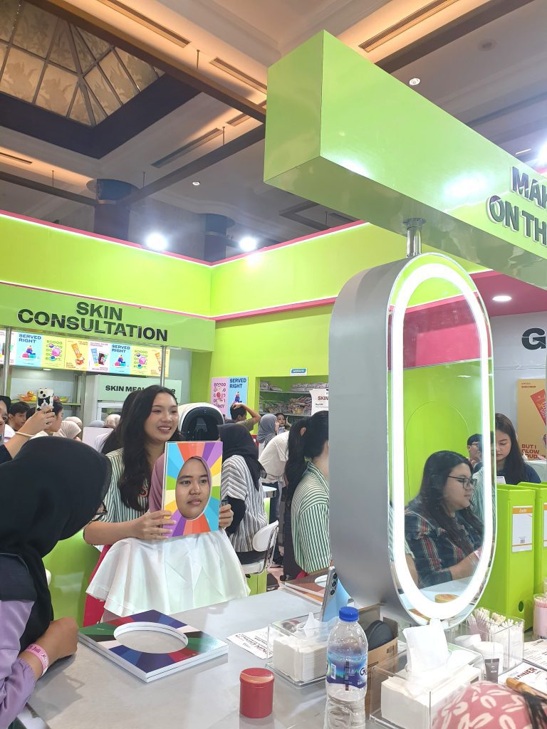 Brand activation beauty Emina Skin Diner di Jakarta X Beauty 2025 dengan konsep booth interaktif