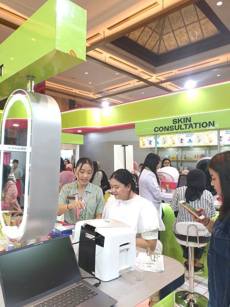Beauty advisor Emina melayani pengunjung di booth Jakarta X Beauty