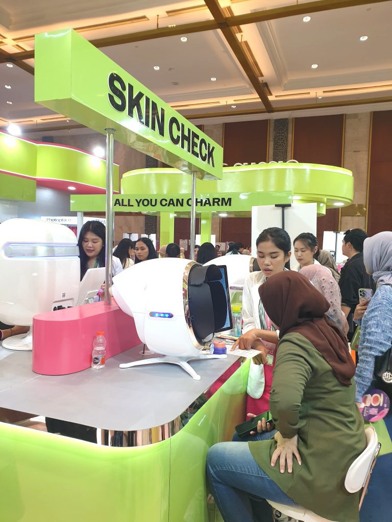 Aktivasi beauty brand Emina dengan konsep Skin Diner di booth event