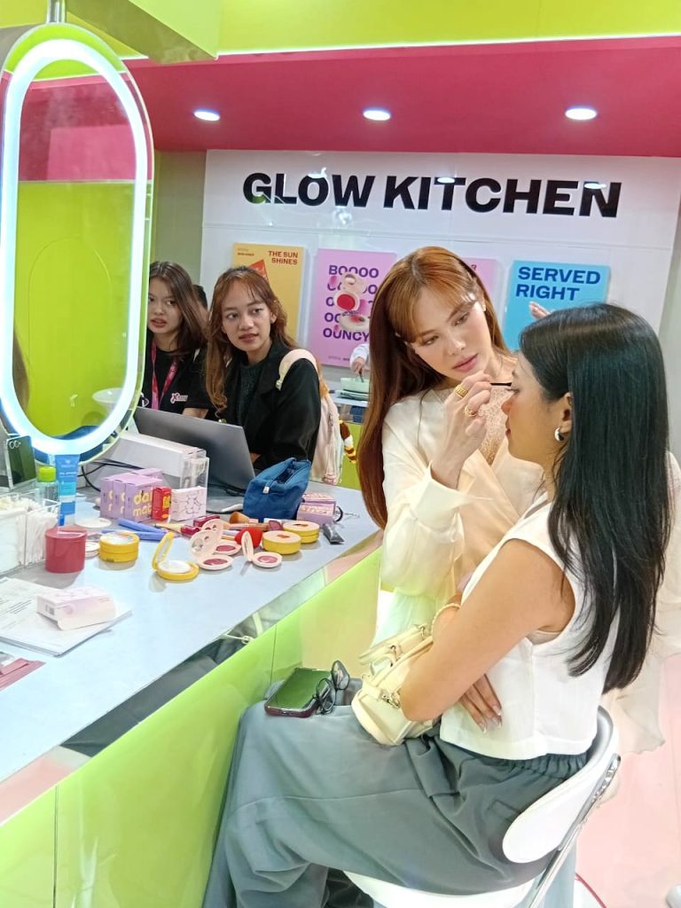 SPG Emina menawarkan produk skincare kepada pengunjung Jakarta X Beauty