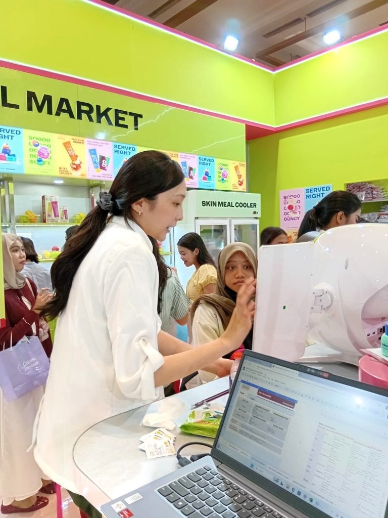 Pengunjung melakukan AI skin check di booth Emina Skin Diner