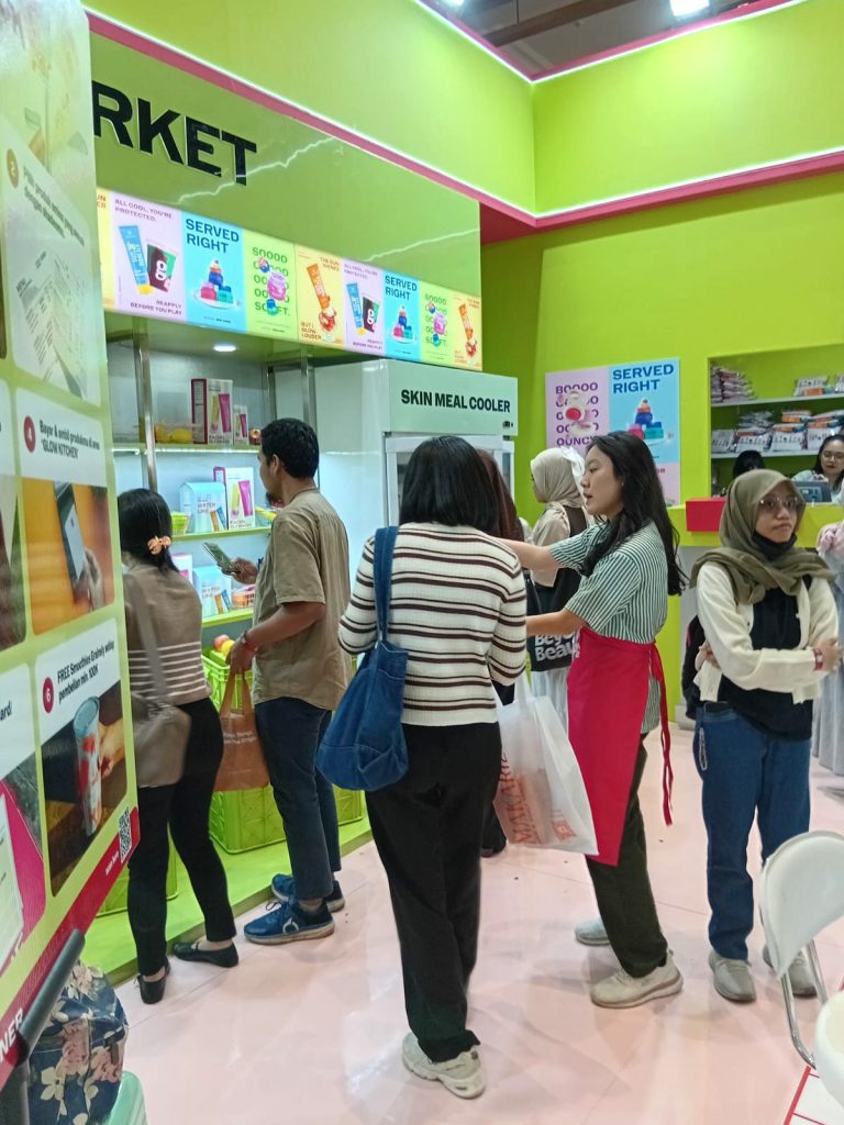 Booth selling Emina di Jakarta X Beauty dengan strategi bundling produk