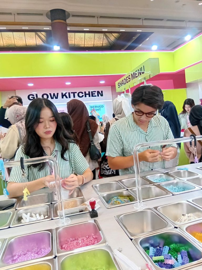 Brand activation beauty dengan SPG Emina memberikan konsultasi skincare di booth