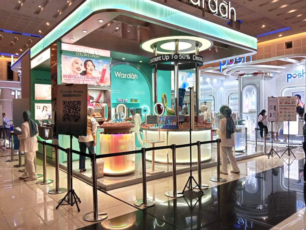 Beauty Advisor Paragon melayani pengunjung di booth Surabaya X Beauty