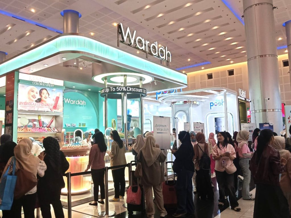 Aktivasi booth Wardah dengan Beauty Advisor di event Surabaya X Beauty