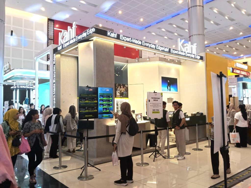 Beauty Advisor memberikan edukasi produk kepada pengunjung event beauty