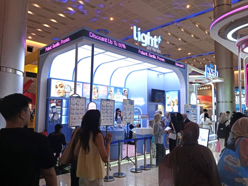 Aktivitas push selling Beauty Advisor Paragon di booth beauty event