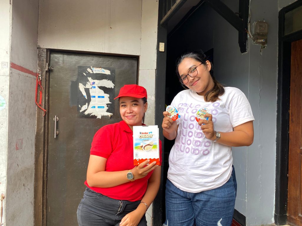 SPG mobile menawarkan snack Kinder Creamy di pasar