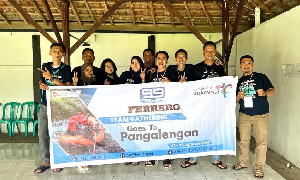 Merchandiser dari sales merchandiser agency Pradipta melakukan monitoring produk Ferrero di minimarket