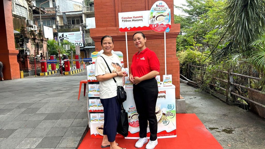 Sampling produk Ferrero dengan booth dan POSM di pasar