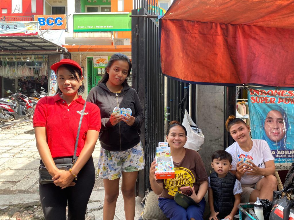 Tim brand activation agency Pradipta support sampling Kinder Creamy