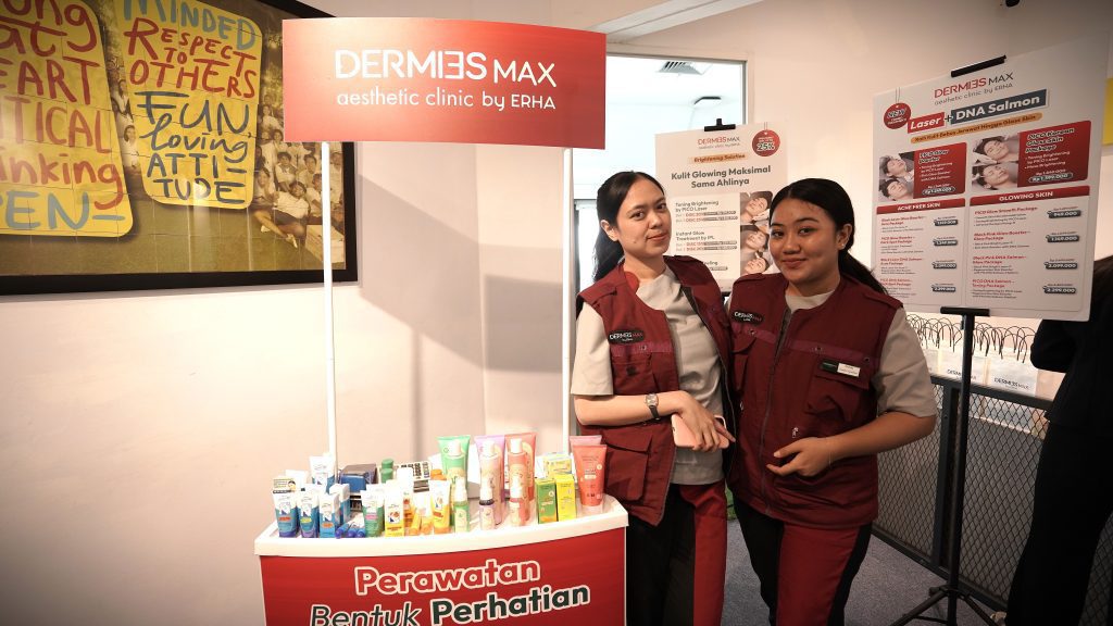 SPG skincare ERHA membantu registrasi peserta event di kantor