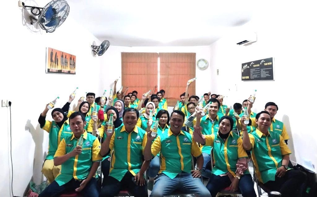 Merchandiser melakukan outlet visit untuk memastikan ketersediaan produk Cap Badak