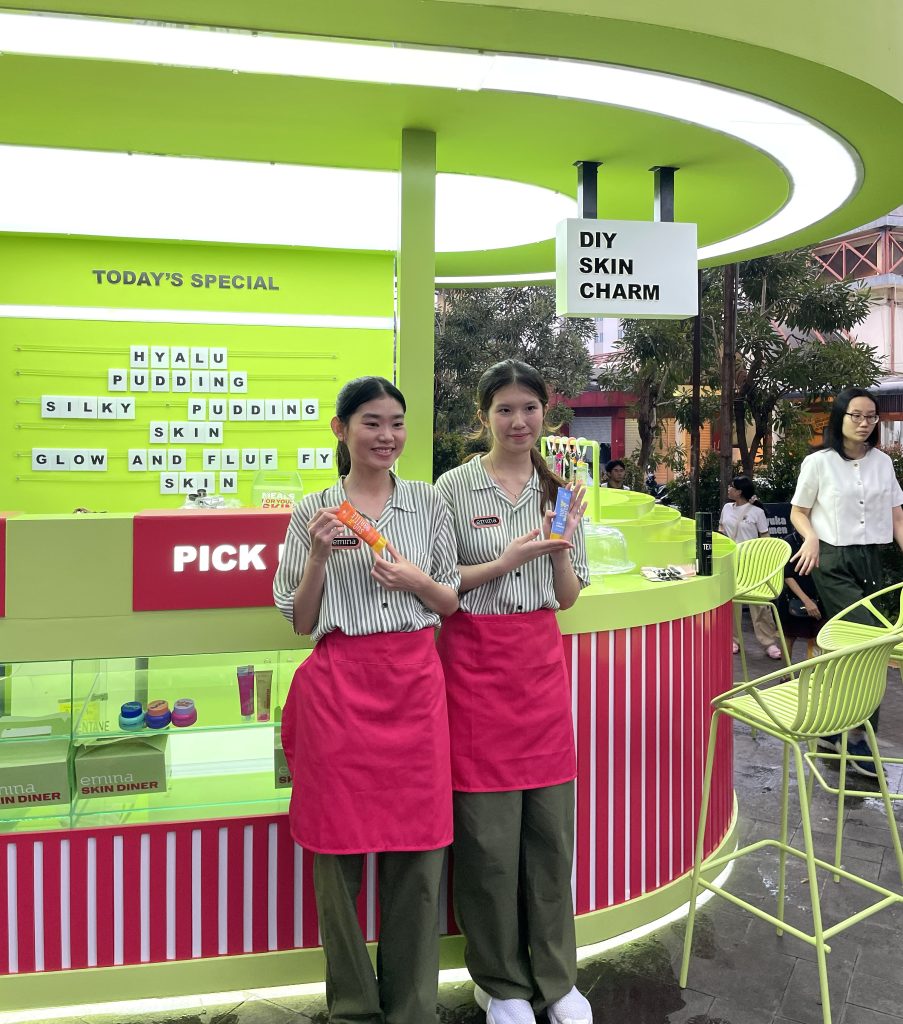 Beauty advisor Pradipta melakukan sampling selling di Emina Skin Diner Jakarta