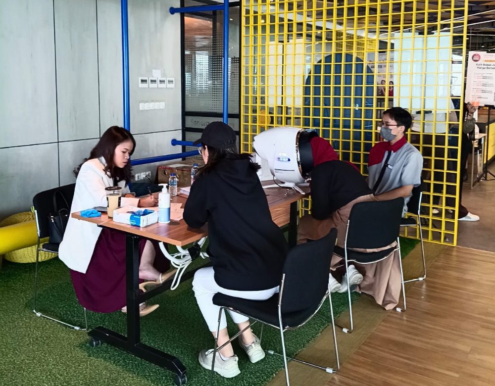 SPG beauty ERHA membantu konsultasi skincare di area event kantor