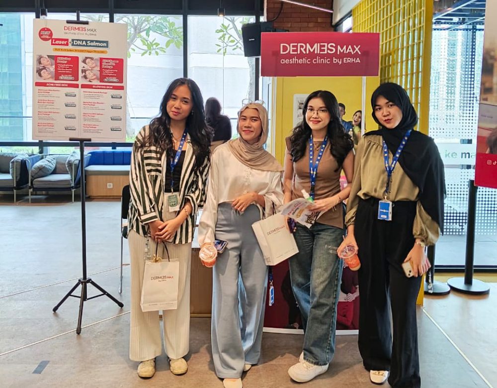 Karyawan mengikuti skin check dan talkshow skincare ERHA