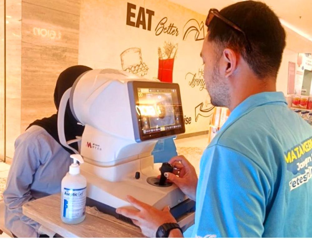 Brand activation kesehatan Insto menghadirkan dry eyes check di mall