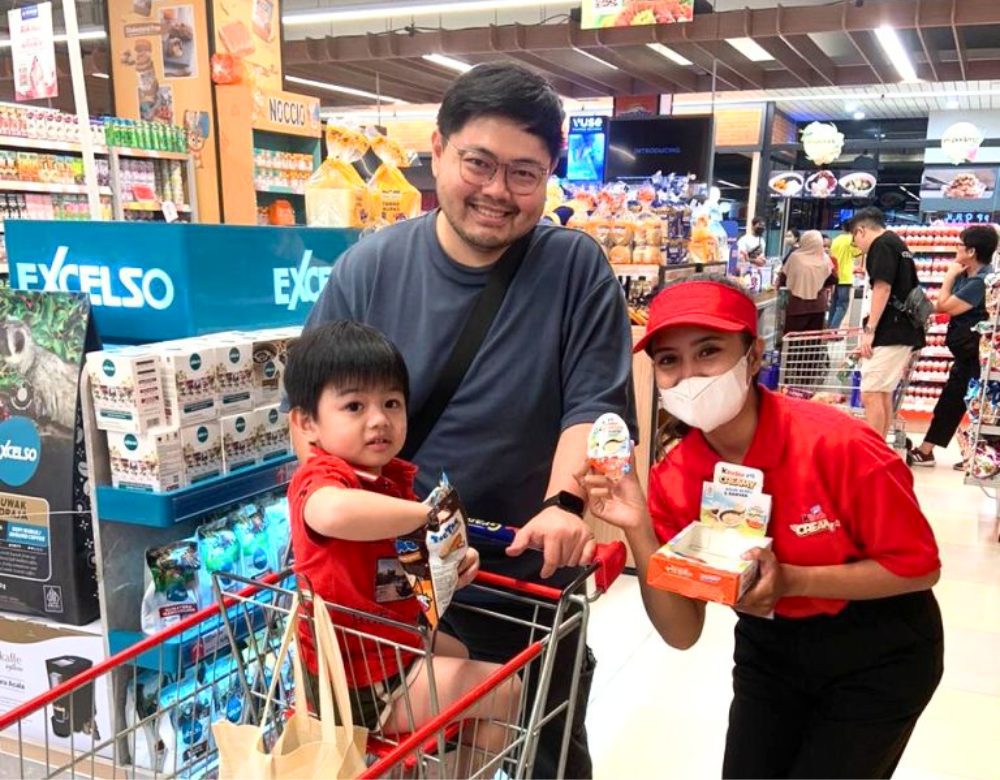 SPG Kinder Creamy membagikan sampel produk di toko modern trade