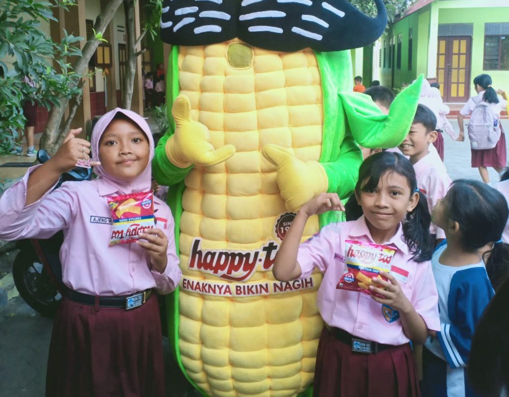 Sampling dan selling Happy Tos Pop kepada murid sekolah oleh SPG