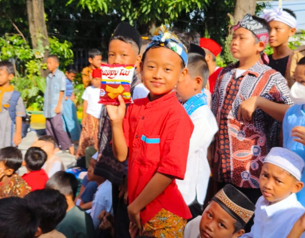 SPG Happy Tos melakukan aktivasi dan edukasi produk di sekolah