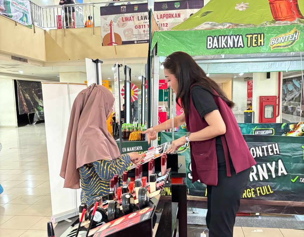 SPG mobile OMG Beauty mengajak pengunjung mencoba produk makeup