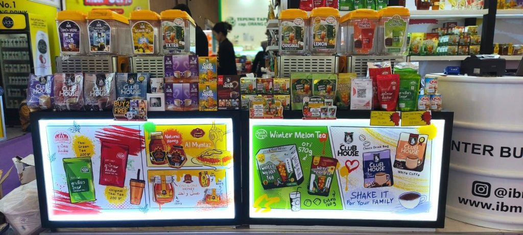SPG memperkenalkan produk IBM kepada buyer Horeka di booth pameran
