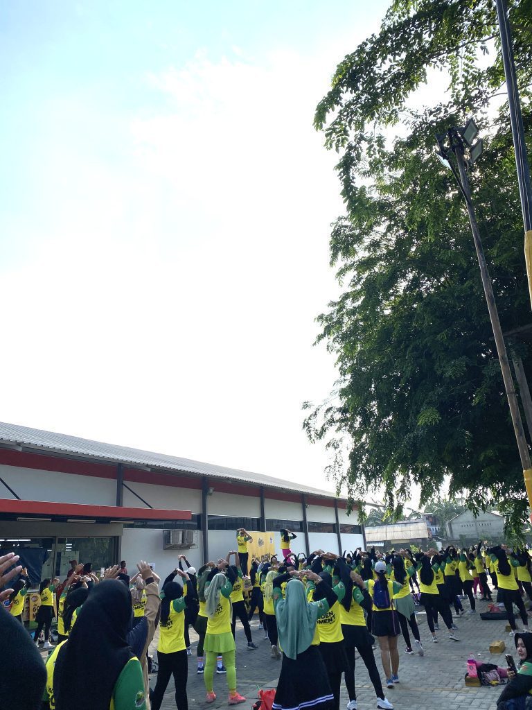 SPG brand activation agency Pradipta melakukan push selling produk Sukanda Djaya saat event Pound Fit