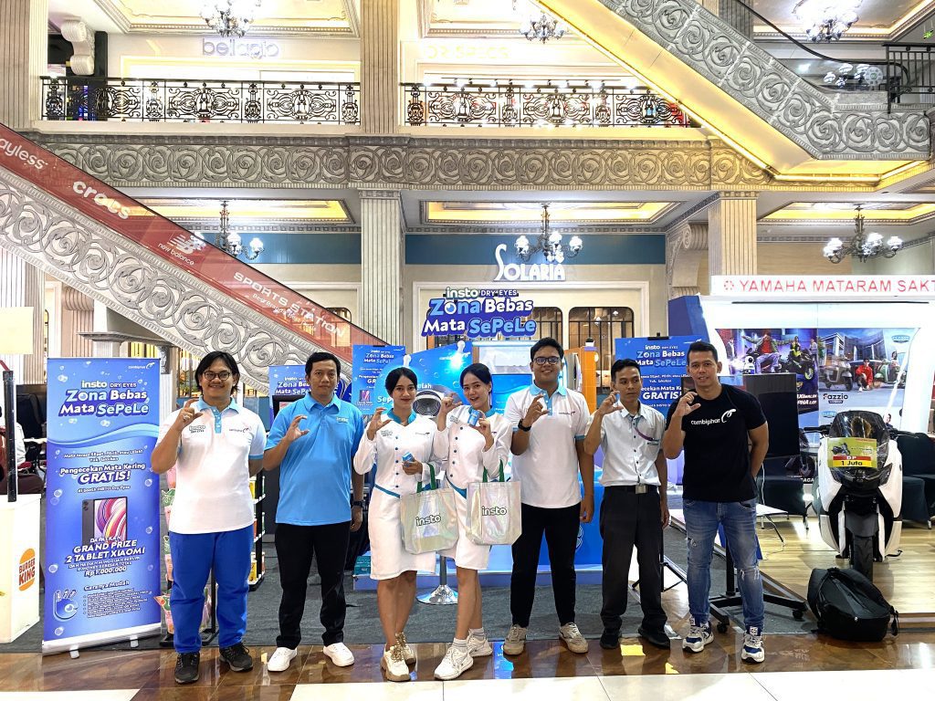 Brand activation Insto dengan konsultasi mata gratis di area mall