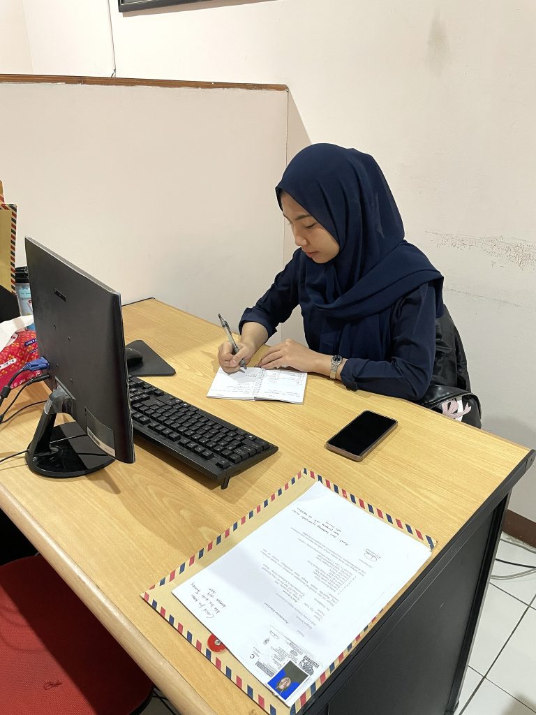 Admin support menangani data entry dan koordinasi operasional program lapangan