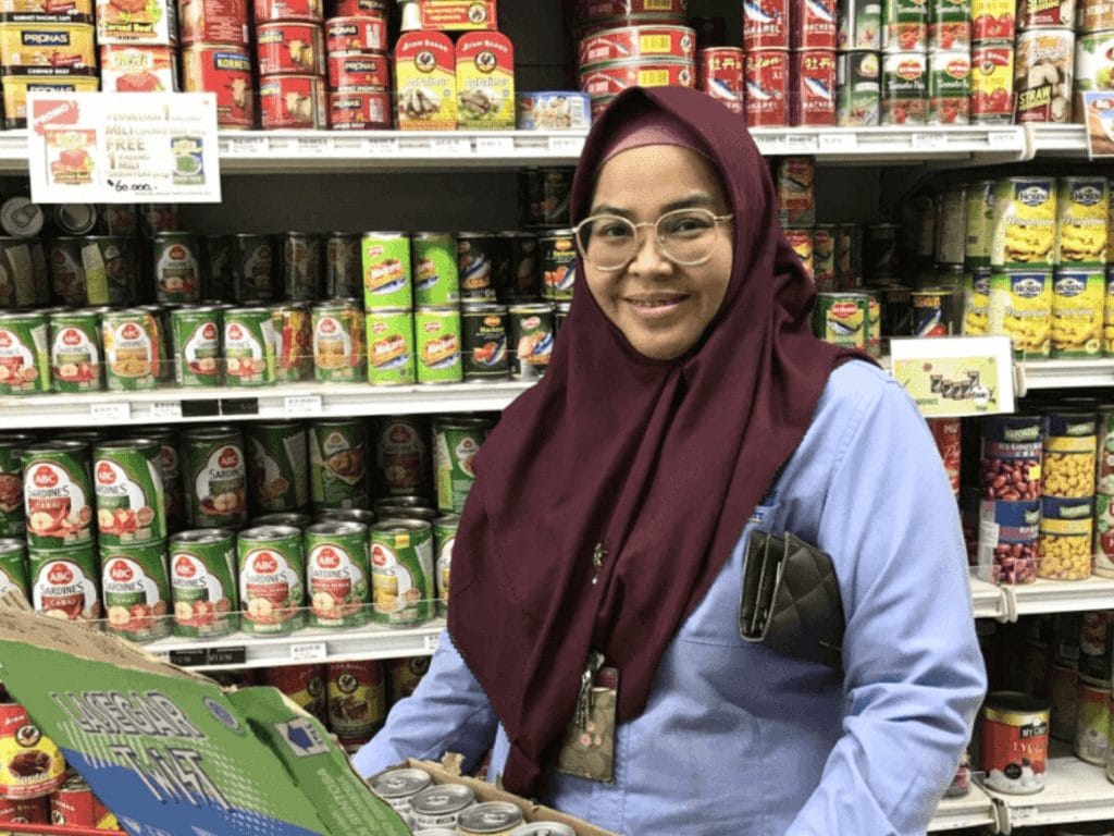 Sales motorist Pradipta membantu distribusi Lasegar Twist di general trade Sumatera