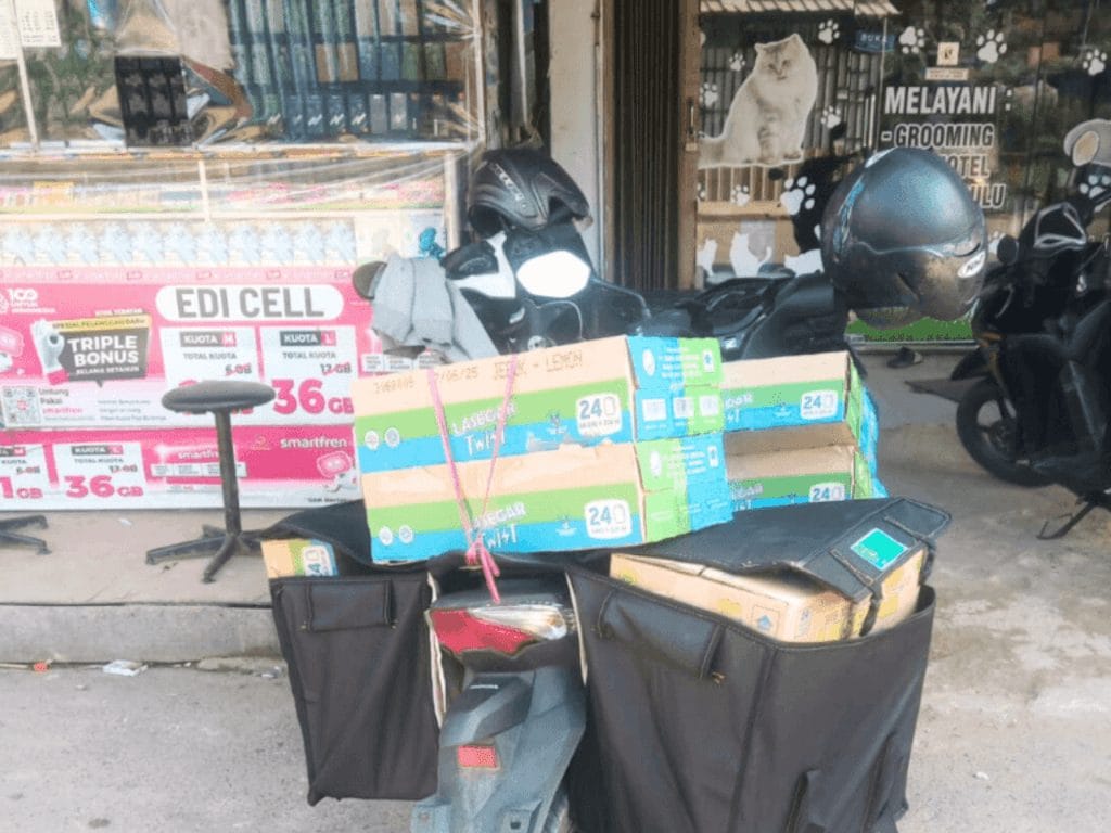 Tim motorist melakukan penetrasi Lasegar Twist ke toko kelontong dan warung tradisional