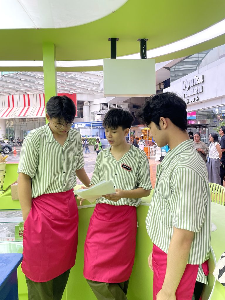 SPB dan SPG Emina menjalankan push selling skincare di activation booth