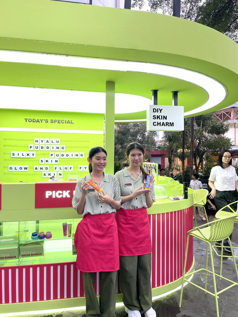 SPG Emina membantu pengunjung mencoba produk skincare di activation booth