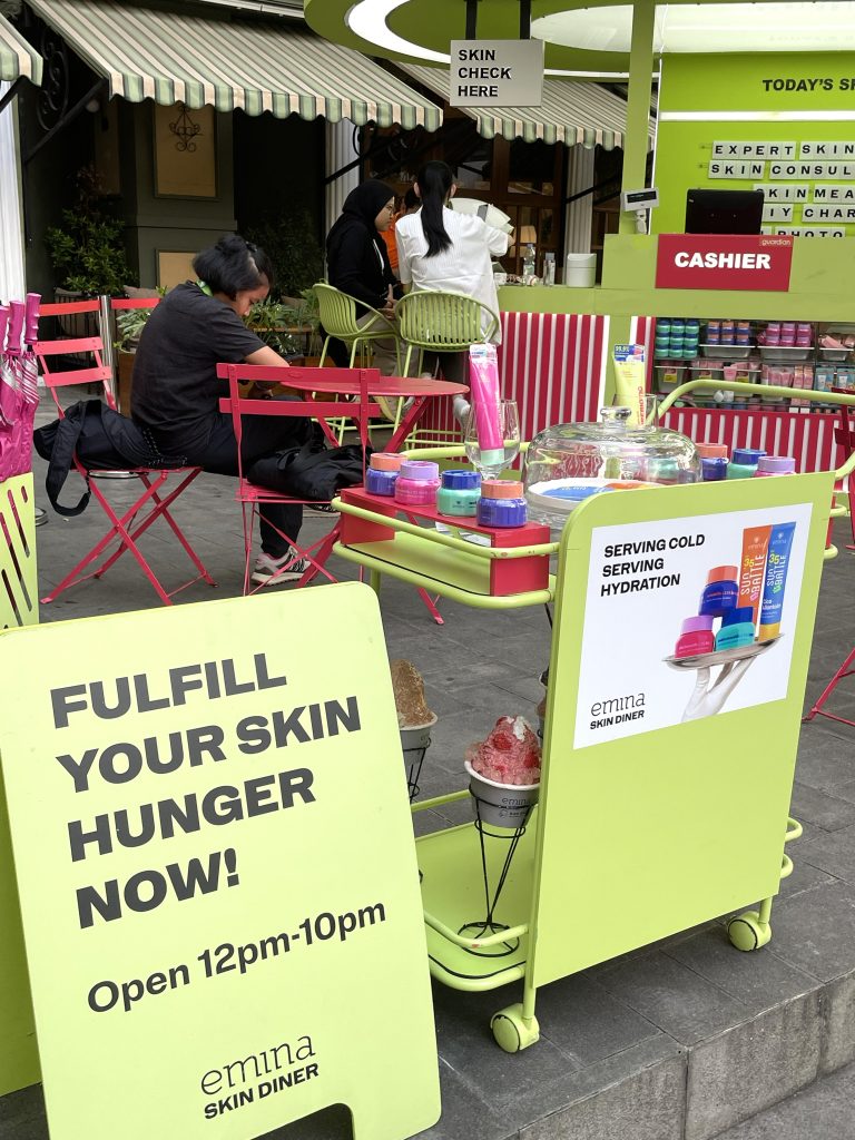 Frontliner skincare activation Emina Cosmetics di area Blok M Jakarta Selatan