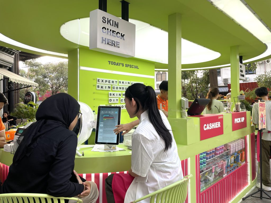 Aktivitas skin check di booth Emina Cosmetics bersama brand activation agency