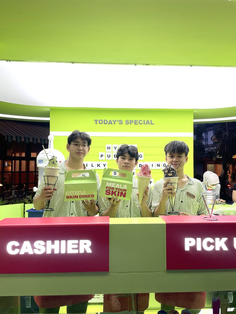 SPB Emina Cosmetics membantu pengunjung di booth brand activation agency Pradipta
