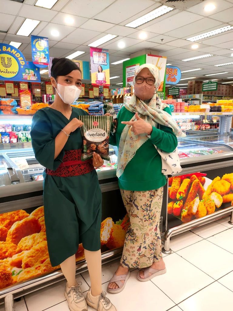 SPG Riverland menawarkan produk sosis baru kepada pengunjung toko modern trade