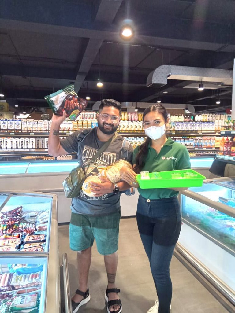 Brand activation agency Pradipta support push selling dan sampling produk Riverland di berbagai kota