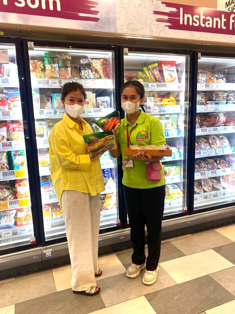 Aktivasi in-store SPG Golden Farm untuk meningkatkan awareness produk Edamame