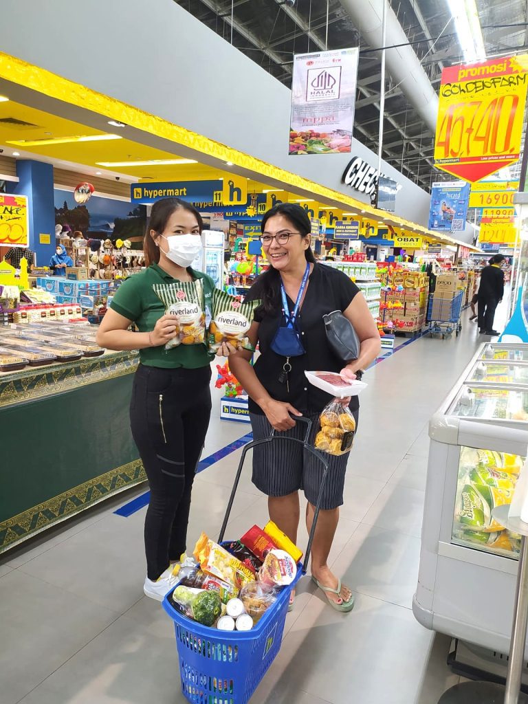 SPG event activation Riverland membantu meningkatkan penjualan produk sosis baru Sukanda Djaya