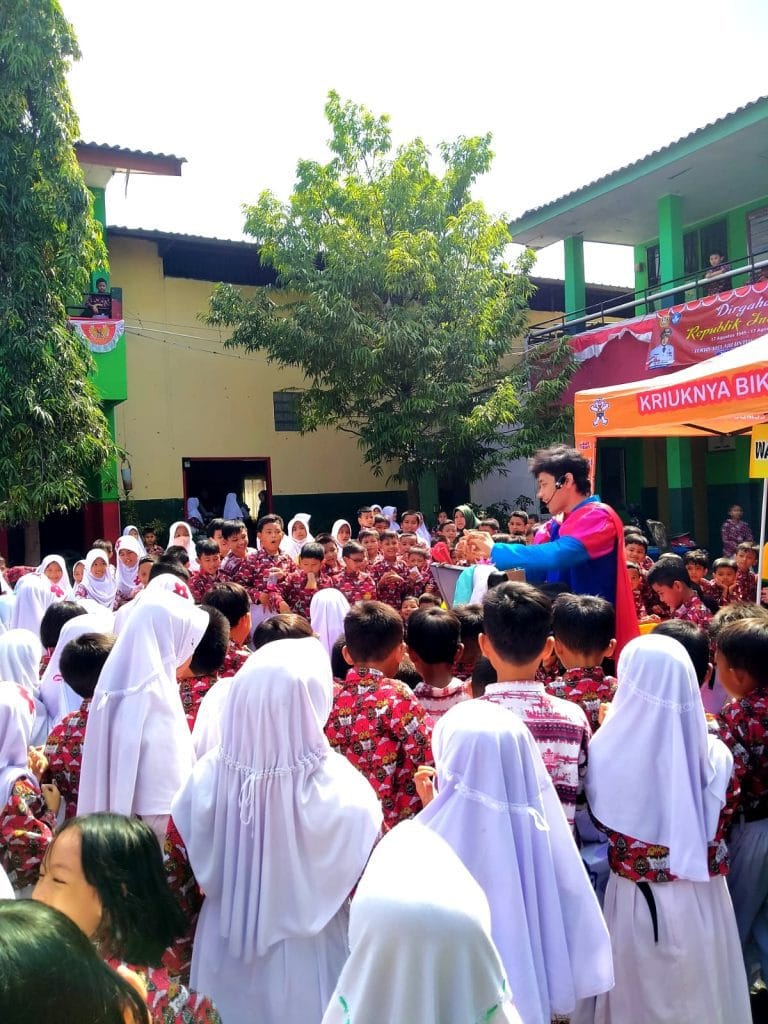 SPG membantu event activation Want Want di sekolah dasar nasional