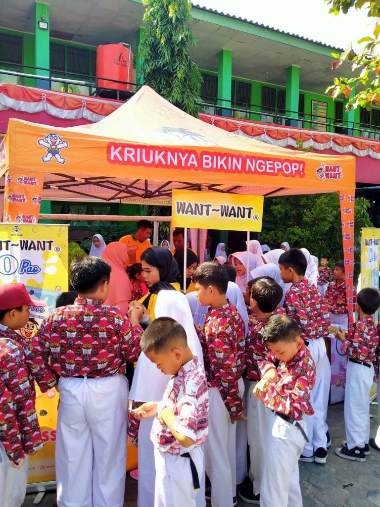 Event activation sekolah dengan aktivitas interaktif dan sampling produk